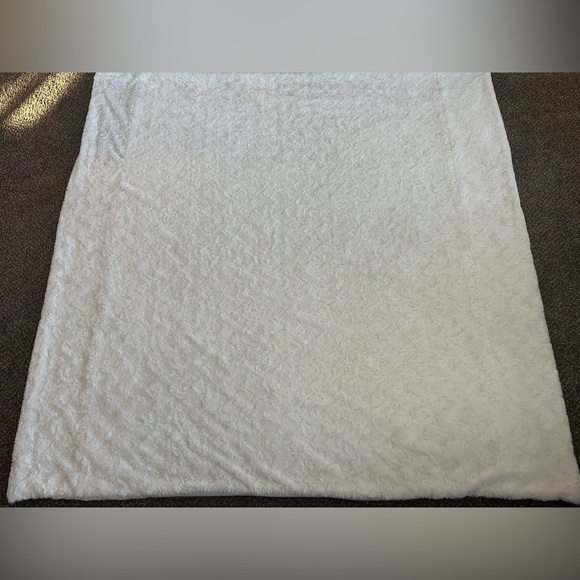 Koolaburra by UGG Cream Plush comforter (Queen) - Picture 2 of 11